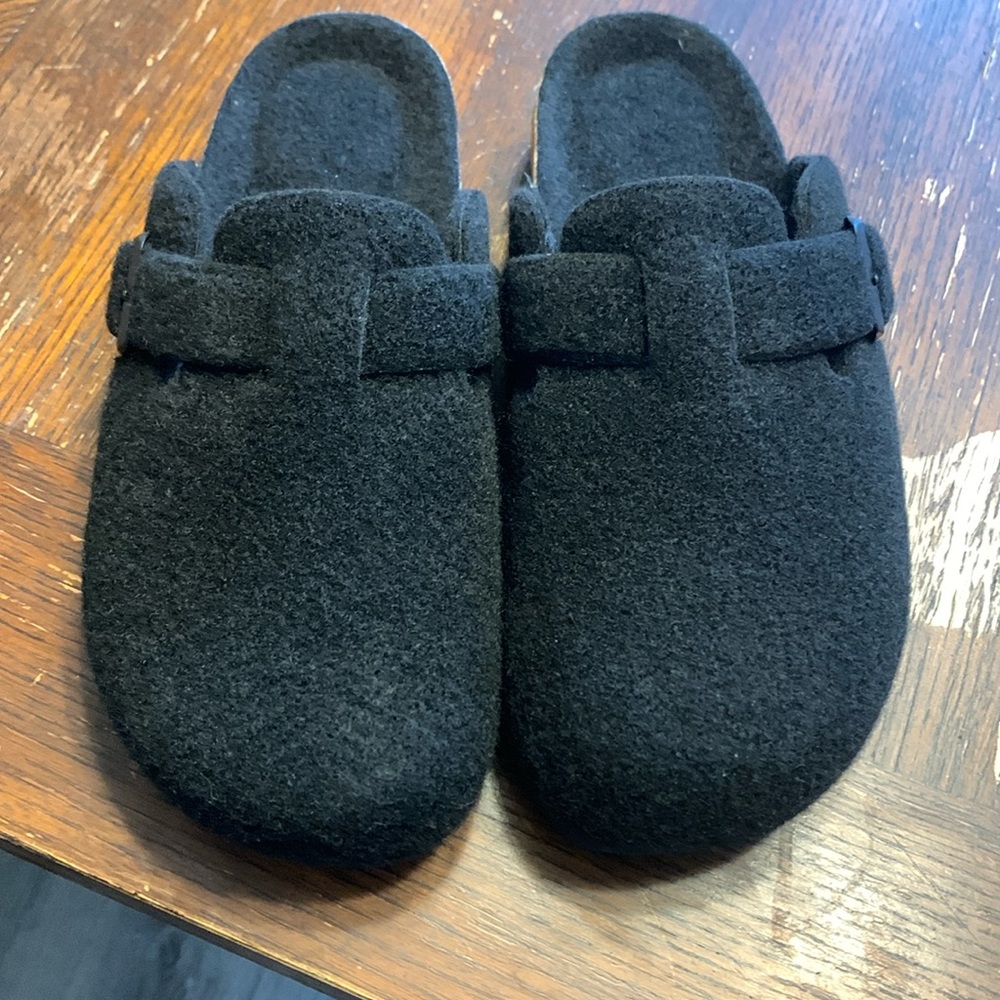 Fuzzy cushionair clogs/slip ons